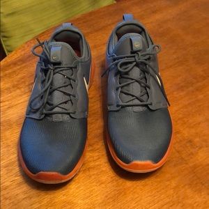 Men’s Nike Roshe sneaker, size 10